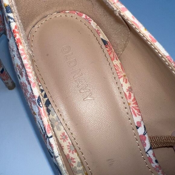 Old Navy Ditzy Floral Canvas Pump - Picture 10 of 12